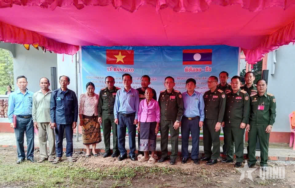 Công ty Hữu nghị 206 (Quân khu 5) bàn giao nhà đồng đội tặng cán bộ hưu trí Sư đoàn Bộ binh 5 (Lào)